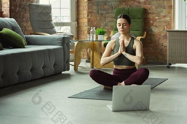 平衡运动美丽的年轻的女人采取专业瑜伽教训在线实践首页概念健康的生活方式健康幸福爱好灵活的动机