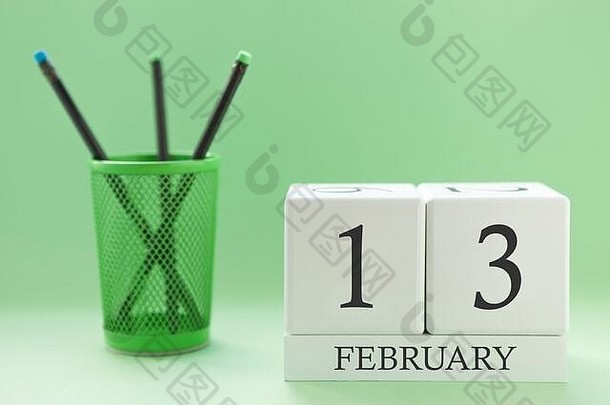 2月13日两个立方体的桌面日历