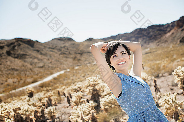年轻的女人沙漠景观