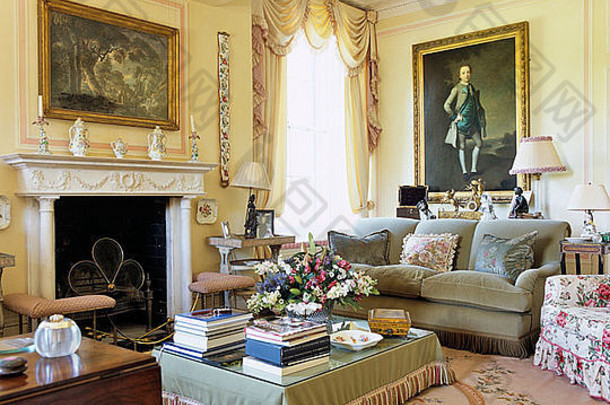 苍白的蓝色的流苏奥斯曼帝国堆书前面壁炉国家画房间花地毯蓝灰色沙发
