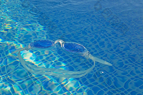 游泳镜漂浮在水中