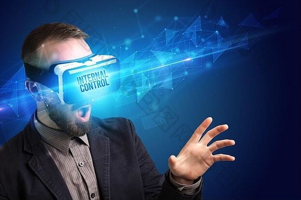 商人透过虚拟现实眼镜看内部控制铭文，网络安全概念