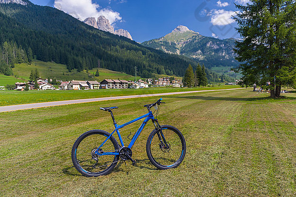 白云石田园诗般的全景中的蓝色山地自行车