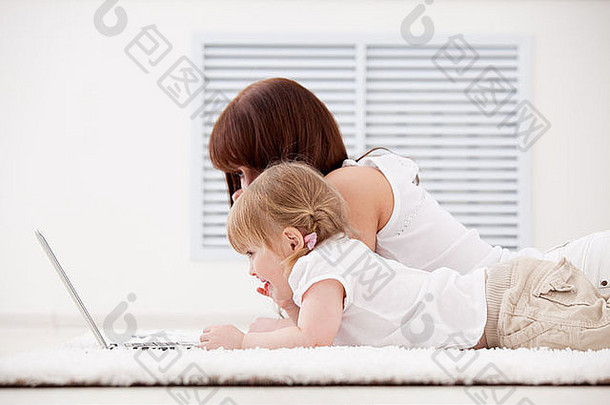 妈妈和女儿在看笔记本电脑