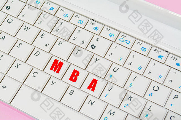 带有红色MBA键的白色和粉色笔记本电脑键盘特写
