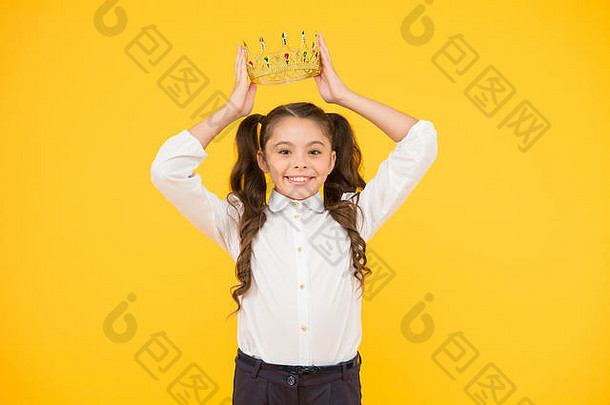 赢家揭示了快乐奖赢家把皇冠珠宝头黄色的背景可爱的学校奖赢家微笑奢侈品时尚附件奖学金赢家