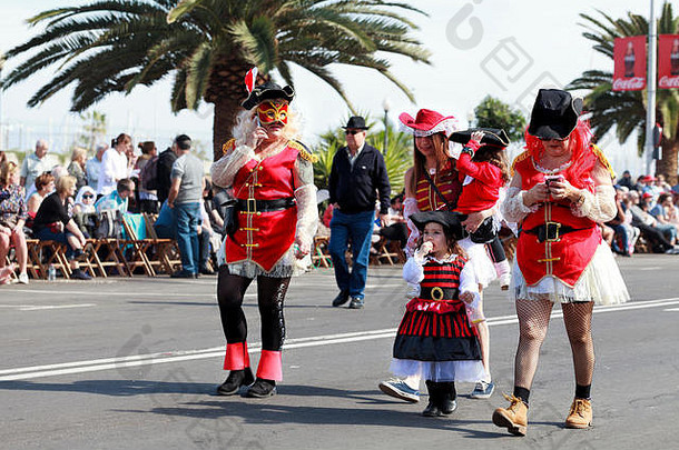 加那利群岛圣克鲁斯德特内里费——大约<strong>2018</strong>年2月：<strong>狂欢</strong>节团体和穿着盛装的角色，在城市街道上游行