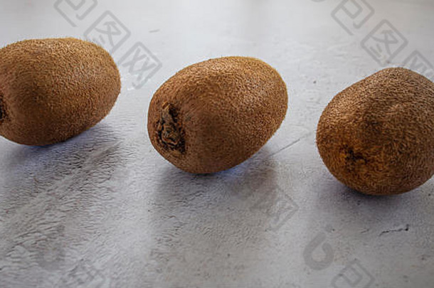 食物摄影-三个猕猴桃在纯白质感的背景上