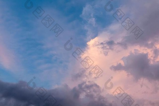 美丽的粉红色的云蓝色的天空日落黄昏小时自然Cloudscape背景模式