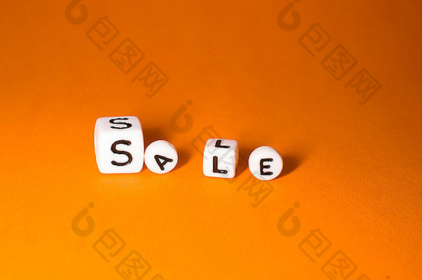 Sale这个词是由橙色背景上的字母组成的