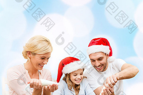 戴着圣诞老人帽子做饼干的幸福家庭