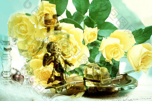 黄色玫瑰和小雕像的特写镜头
