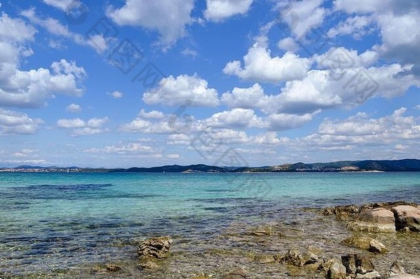 美丽平静的海景，透明的海水和白云；克罗地亚亚得里亚海扎达尔地区的岩石海滩；夏季概念