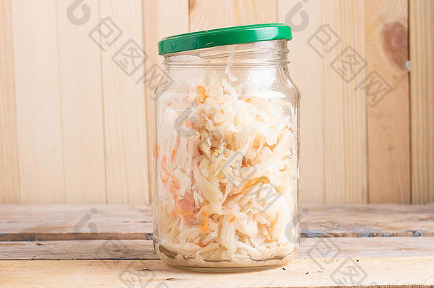 发酵卷心菜Jar木背景复制空间罐头餐
