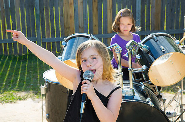 金发男孩歌手女孩与朋友在后院<strong>演唱会</strong>上表演现场乐队