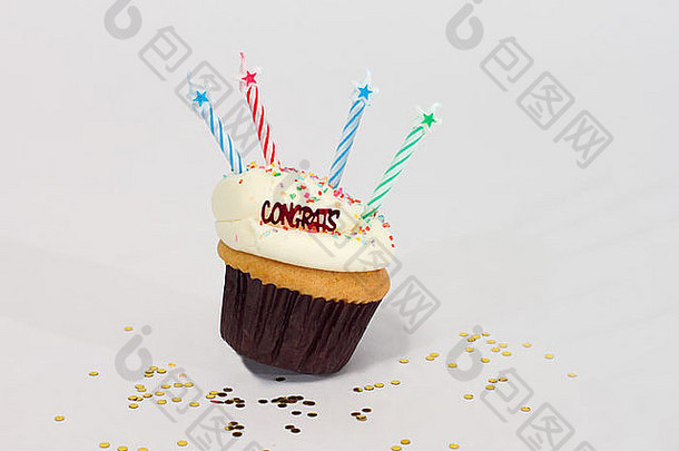 纸杯<strong>蛋糕</strong>和丝带都是庆祝<strong>毕业</strong>、生日、周年纪念或节日的标志。