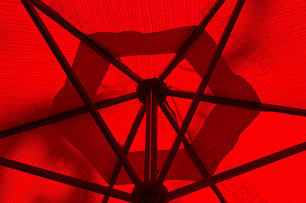 阳光明媚的日子里，在红色雨伞下-背景