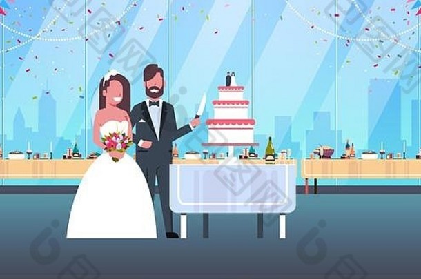 新婚夫妇新婚男女一起切甜蛋糕浪漫夫妇新郎新娘相爱婚礼日概念现代餐厅内部
