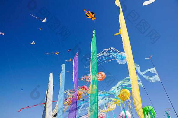 风筝节上美丽的风筝。蓝天
