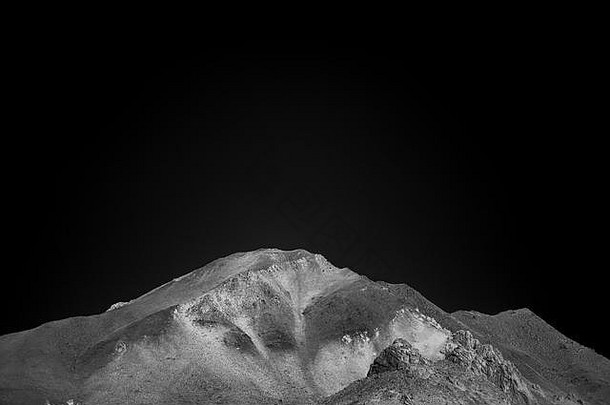 高高的荒山在漆黑的夜空下达到顶峰。