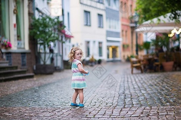 婴儿女孩运行美丽的街历史城市中心德国温暖的夏天晚上