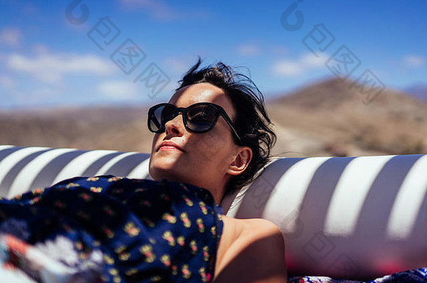 西班牙加那利大酒店，一位年轻女子在炎热的暑假里享受假期。