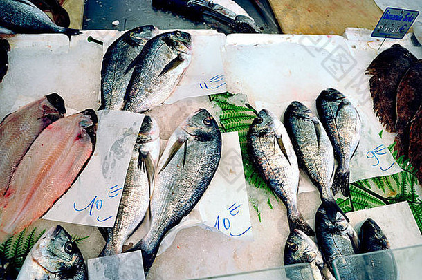 巴黎法国公共食物市场新鲜的鱼细节摊位道拉德显示