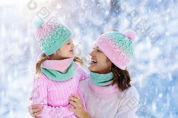 妈妈。孩子针织冬天帽子玩雪家庭<strong>圣诞</strong>节假期手工制作的羊毛他围巾妈妈孩子针织孩子们克尼