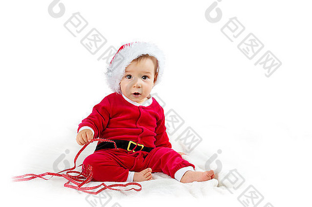 穿着圣诞老人服装的白色背景上被隔离的婴儿