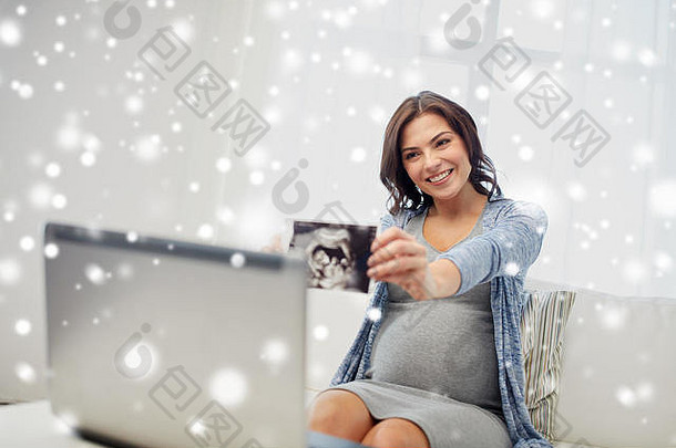 家里有超声波图像的快乐孕妇