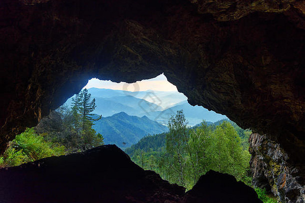 从V.Ayula村附近的Kinderlinsky洞穴观看。化学区。阿尔泰共和国，西伯利亚。俄罗斯联邦