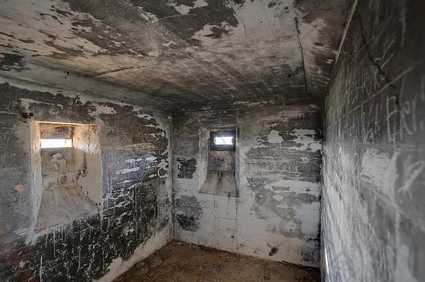 在德国萨克森安哈尔特州洛斯陶附近的一个二战掩体中的一个小密闭房间里观看。该映像是使用HDR技术创建的
