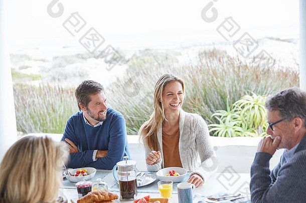 在海滩露台享用早餐的情侣