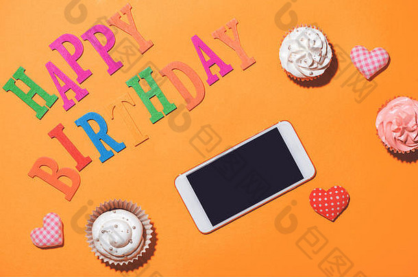 单词快乐生日蛋糕智能手机黄色的背景