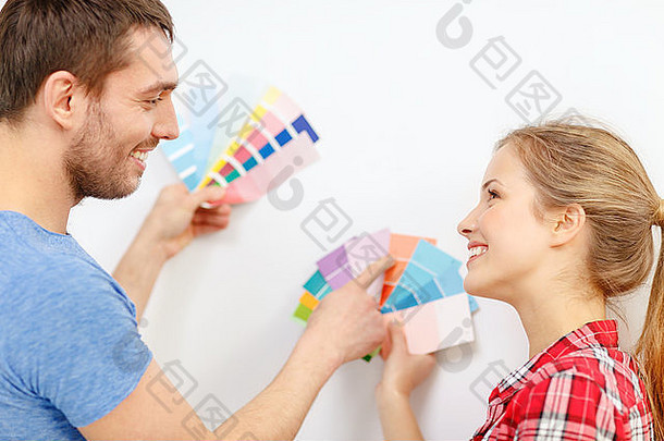 一对微笑的夫妇在家里看着彩色样品