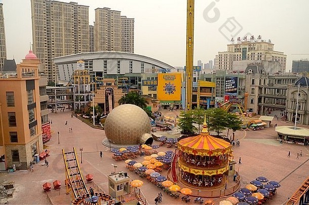 建筑工人中国-新华南购物中心，中国东莞。世界上最大的购物中心/以前臭名昭著的幽灵购物中心