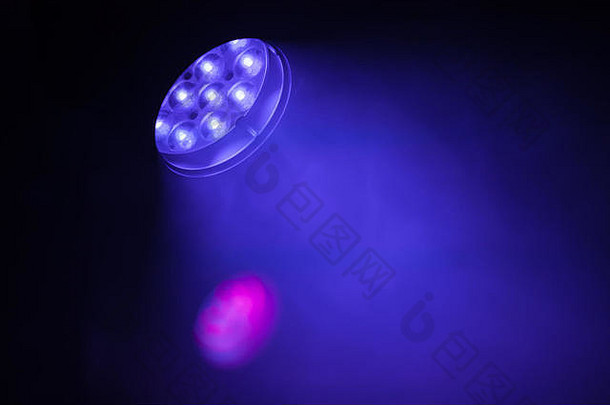 舞台LED聚光灯，紫蓝色光束，现代舞台照明设备