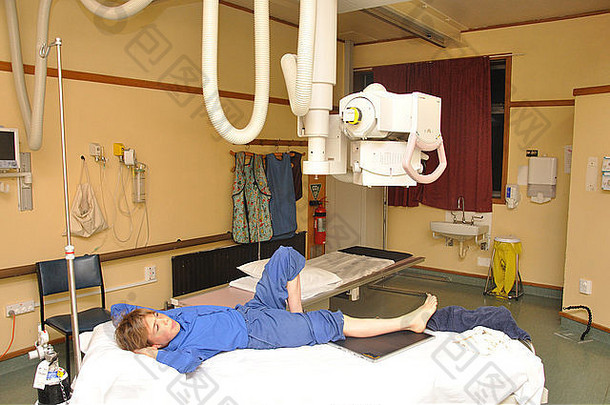 受伤的男孩等待放射线技师x射线破碎的腿
