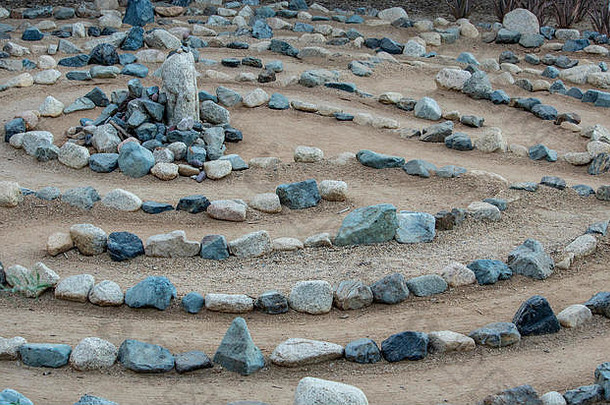 传统的自然石头走迷宫棍棒沉思敬拜创建岩石阴影蓝色的绿松石平静和平