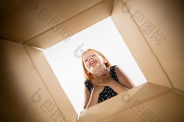 惊讶女孩拆包开放纸箱盒子内部包交付惊喜礼物生活方式概念人类情绪面部表达式概念