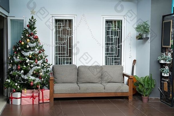 厅的室内圣诞节树
