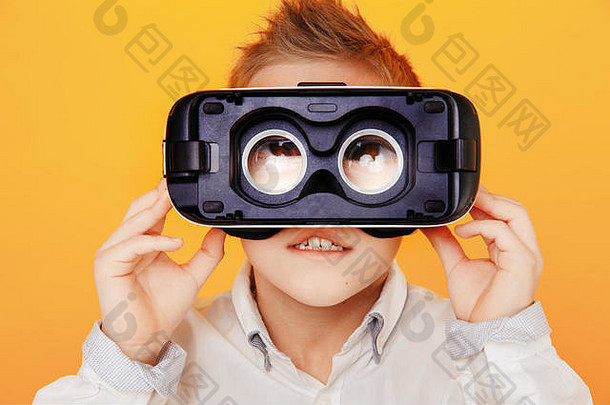 小孩透过虚拟现实眼镜看相机