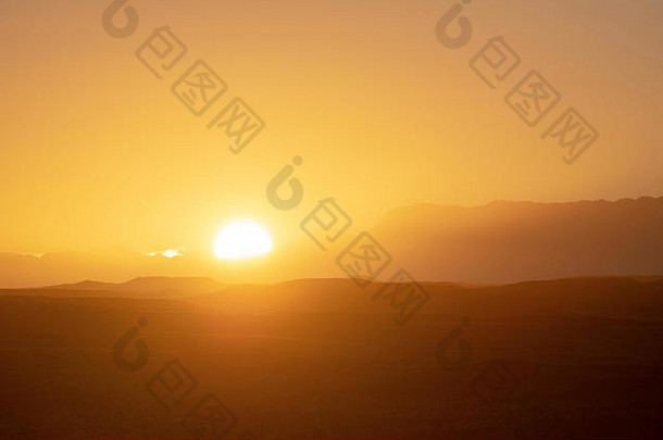 太阳从山上升起。贺兰山，内蒙古，中国。