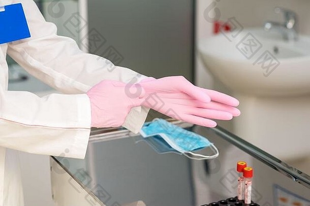 医生把粉红色的乳胶手套医院关闭