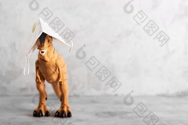 恐龙玩具戴冠状病毒防护面具，水平