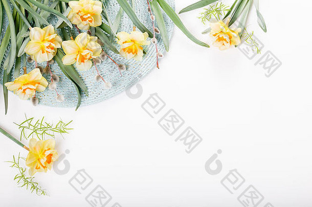 白色木质背景上的节日花卉构图。俯视图