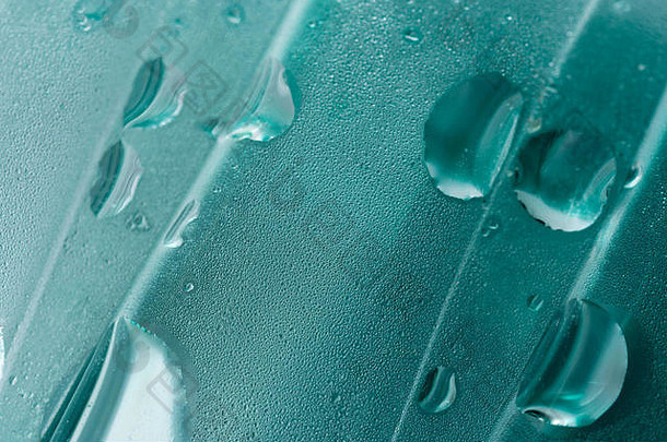 聚四氟乙烯瓶内凝结水珠的抽象图像。<strong>世界水日</strong>概念。