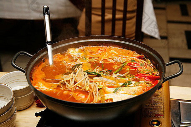 令人愉快的健康的亚洲厨房华丽的有营养的朝鲜文汤面条海产品