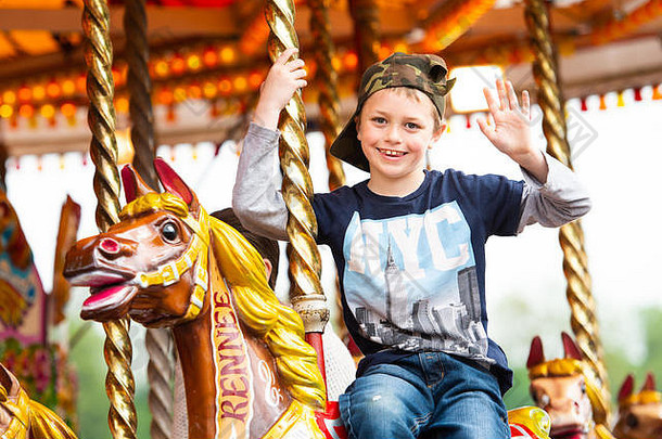 在斯塔福德郡特伦特的斯托克，一个患有自闭症、阿斯伯格综合症的快乐小男孩，多动症患者喜欢乘坐旋转木马