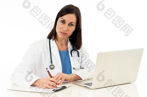 肖像自然女人医生工作移动PC电脑写作文书工作坐着诊所医院办公室桌子上孤立的whi